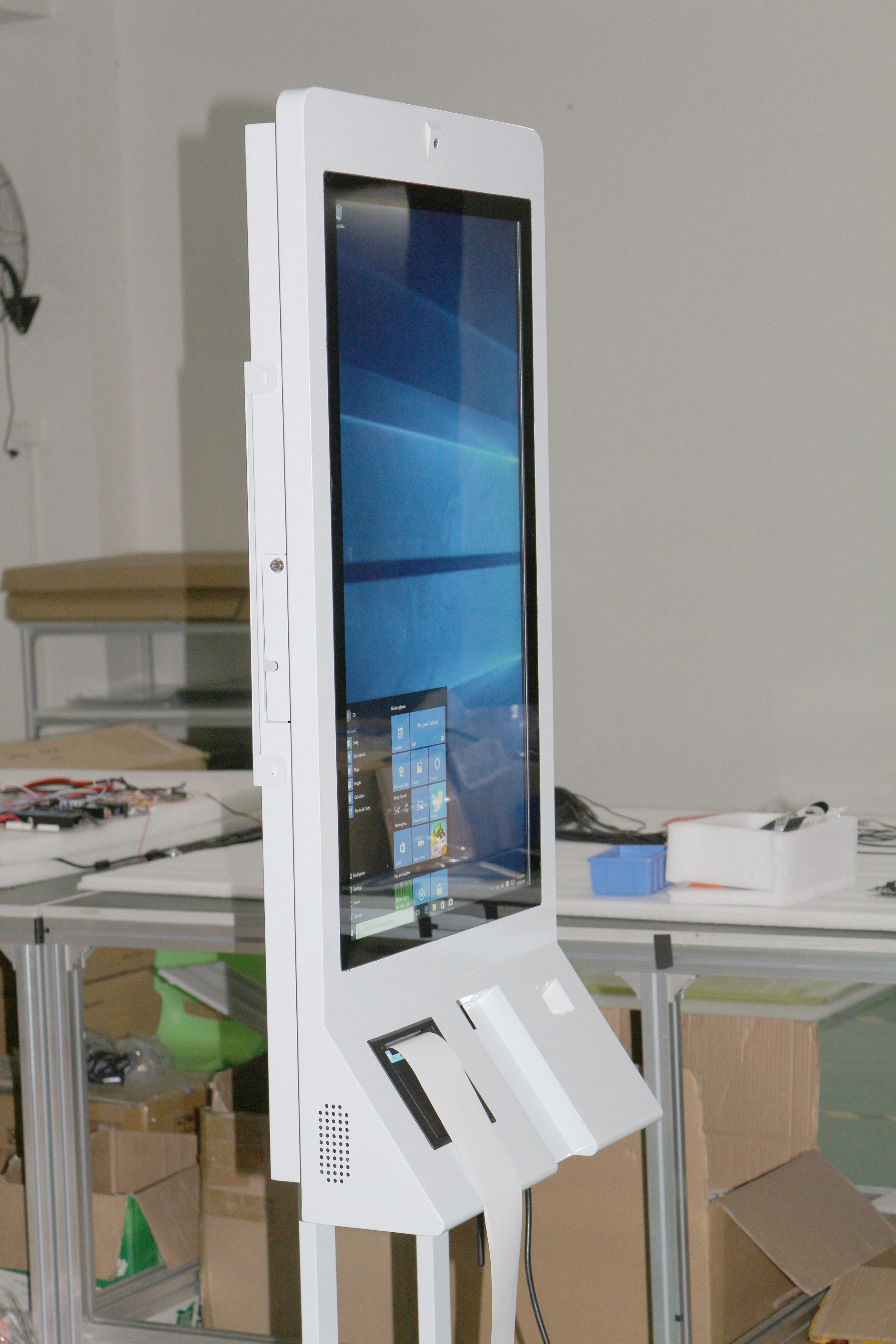 China 32 Inch Nfc Self Service Banking Kiosk Terminal 10 Point Ture Falt Pcap Touch screen kiosk wholesale