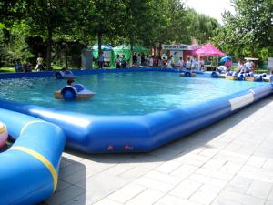 China 0.9mm PVC Tarpaulin Above Ground Inflatable Swimming Pools for kids and Adults Water Fun wholesale
