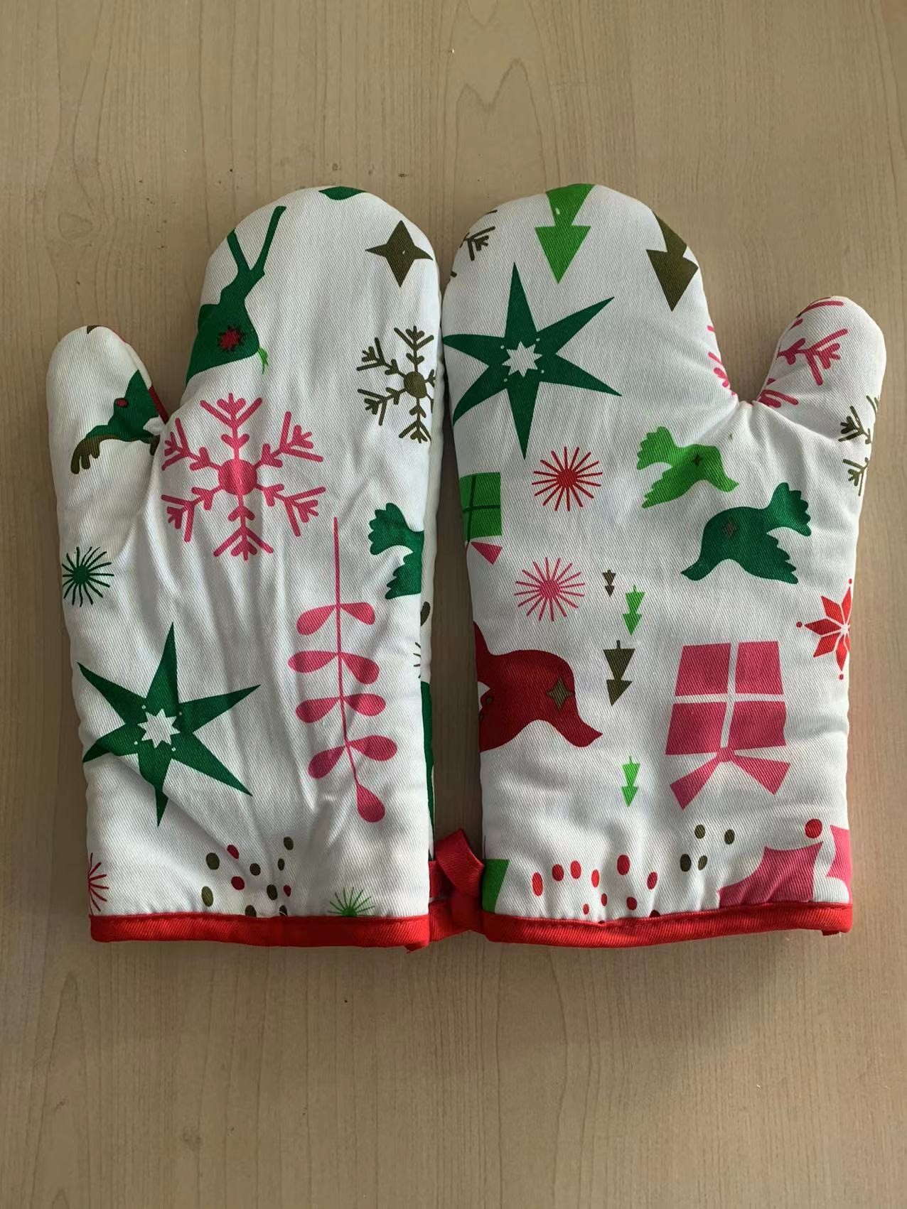 China Xmas Tree Decoration Heat Resistant Oven Mitts Customized With Pure Cottons wholesale