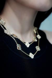 China Vintage Alhambra 20 Motif Chalcedony Van Cleef & Arpels Necklace 18k Gold wholesale