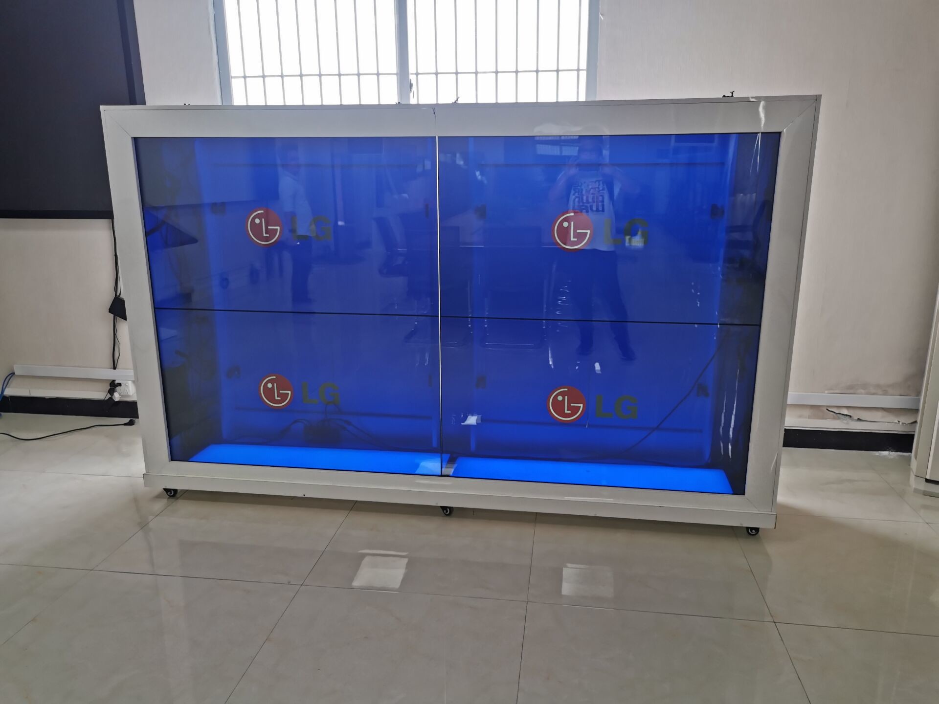 China 49" Cabinet 2x2 Transparent Lcd Screen 500cd/m2 For Shopping Mall wholesale