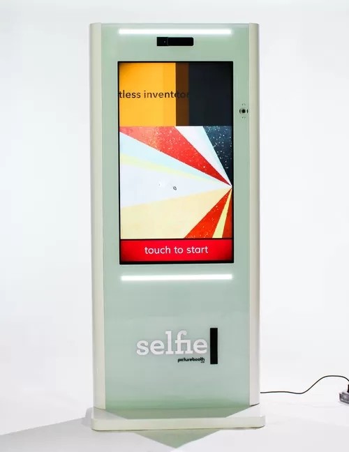 China Removable Photo Booth Kiosk 43 Inch Tempred Glass Surface Full HD LED Panel wholesale