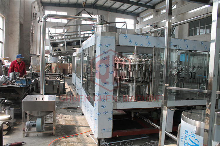 China Vacuum Return System Plastic Bottle Filling Machine , Small Scale Juice Bottling Equipment wholesale