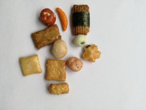 China Crispy Baked Rice Cracker Mix With Coated Peanuts Green Peas wholesale