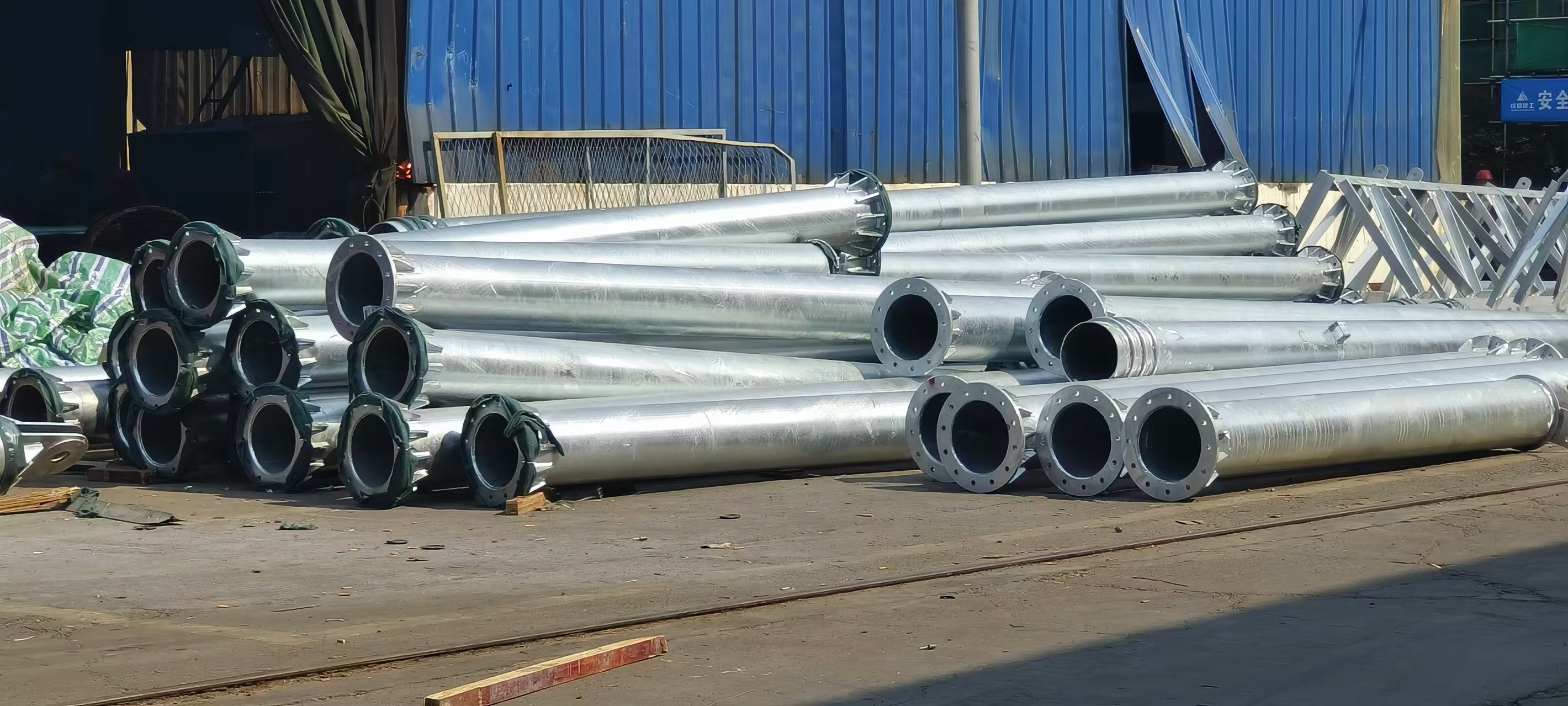 Galvanized Steel Tube Self Supporting AntennaTelecommunication Monopole with Multi-platform
