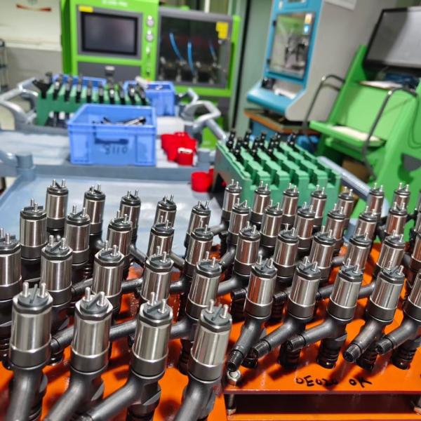 21340612 21371672 21371673 Engine Part Fuel Injector For D16 D13 MD13 20972225