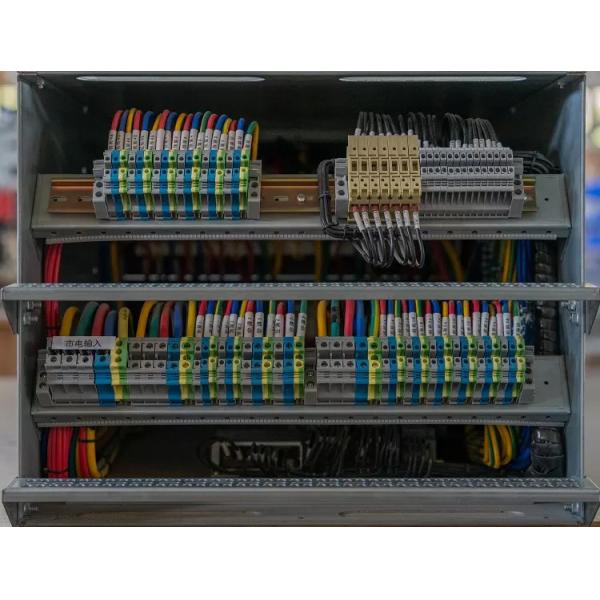 Data Center PDU Power Distribution Unit 22U Server Cabinet 48V