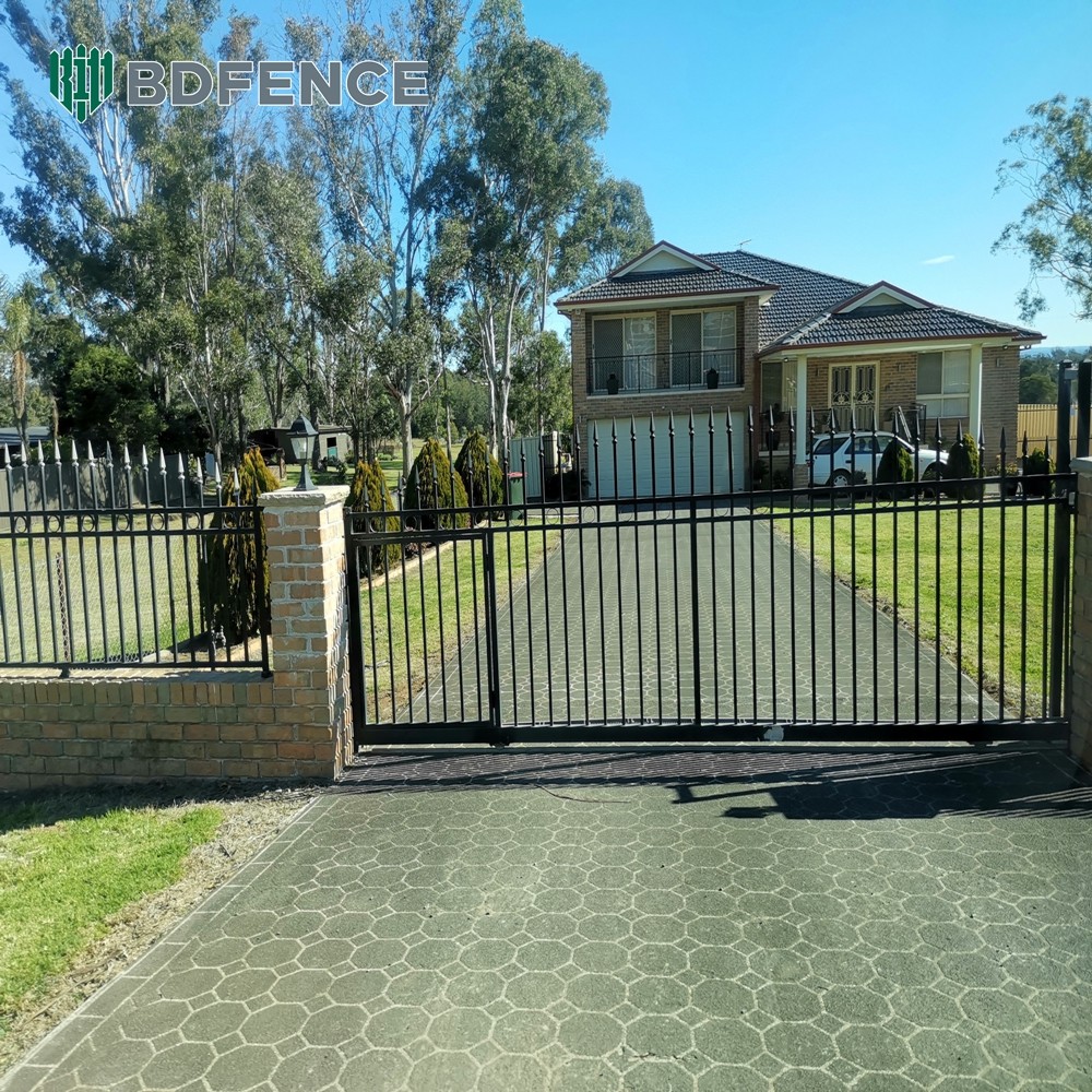 Sleek Tubular Steel Fence Enhances Curb Appeal