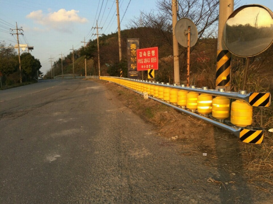 Roadway Safety Barrier Traffic Safety EVA Roller Barrier Anti Crash Barrier