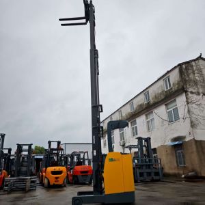 China The Komatsu 1.5t Internal Combustion Counterbalanced Forklift: A Reliable Workhorse For Your Business on sale