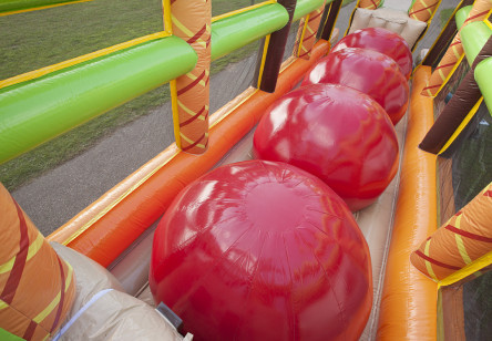 Comercial Jungle Theme Mega Bouncy Blow Up Obstacle Course Red Balls