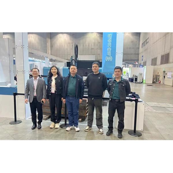 Raytools Laser Head Fiber Laser Cutting Machine for Versatile Cutting Applications