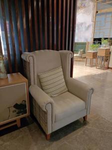 930*900*1150mm White Single Sofa Chair Tufted Fabric Recliner Rolled Arm