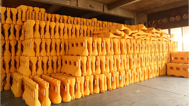 Outdoor Water Filled Road Barriers Red Plastic Traffic Road Safety Barrier