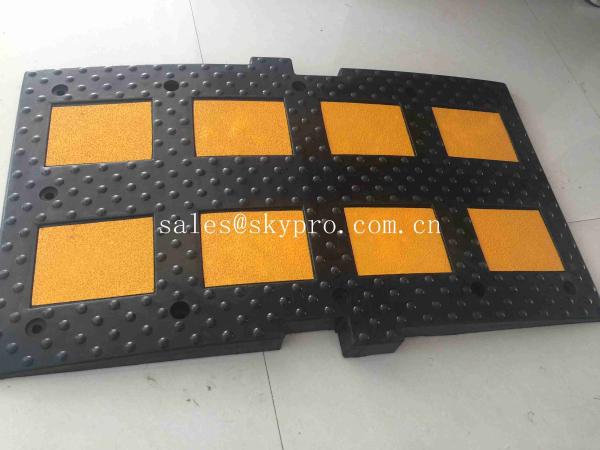 Quality High Reflective Recycled Traffic Safety Rubber Speed Bumps Easily Installed for sale