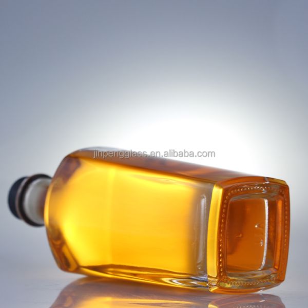 700 ml Square Gin Bottle with Cork Finish and Thick Bottom Made of Extra Flint Glass