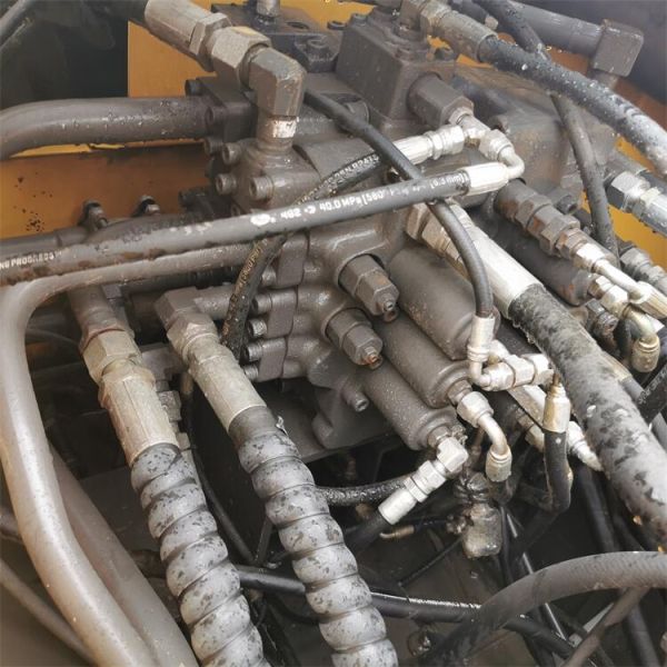 20 Ton Volvo 200DL Used Excavator Crawler in Shanghai with Moving Type Crawler Chain