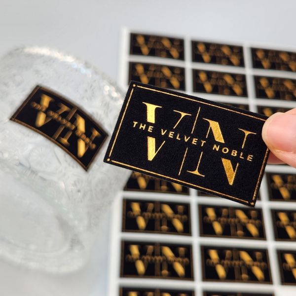 High Quality Customized Embossed UV Gold Foil Printing Card Press Gold Art Paper Velvet Gold Stamping Label Sticker for Perfume & Party