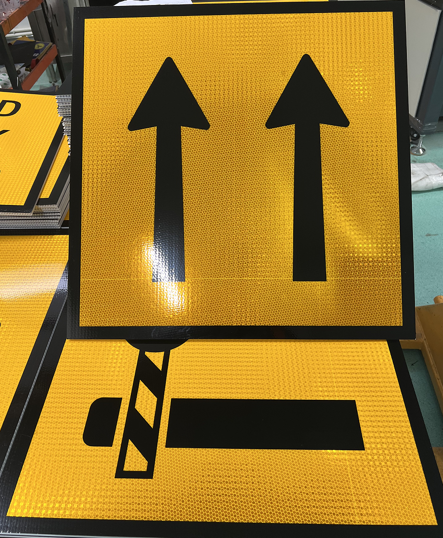 Waterproof Aluminum Traffic Safety Warning Signs Road Australian Swing Stand Sign Quadraped Stand Frame Roadway Safety Traffic Control Signs Traffic