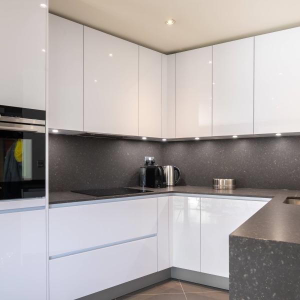 Simple And Modern White Gloss Kitchen Cabinets Wooden Handless Design Lacquer Kitchen Cabinet Set