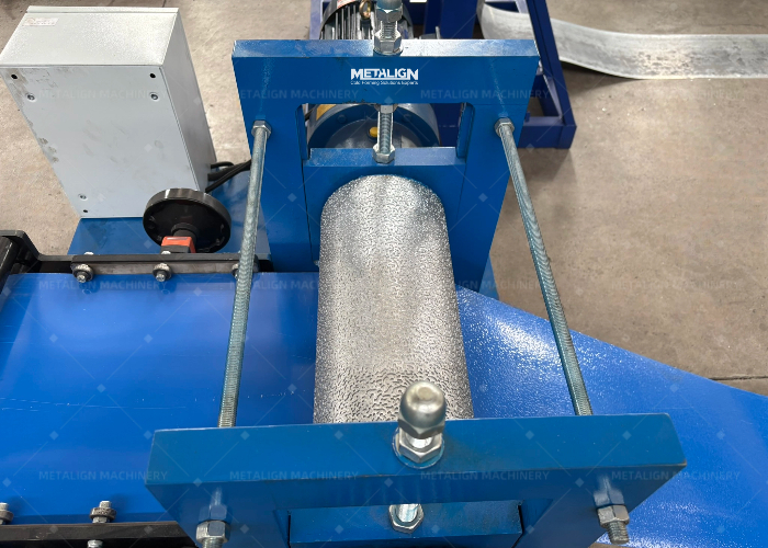 Self Lock Embossed Roofing Roll Forming Machine with 14 Forming Stations and 0.3-0.8mm Material Thickness in 45# Steel