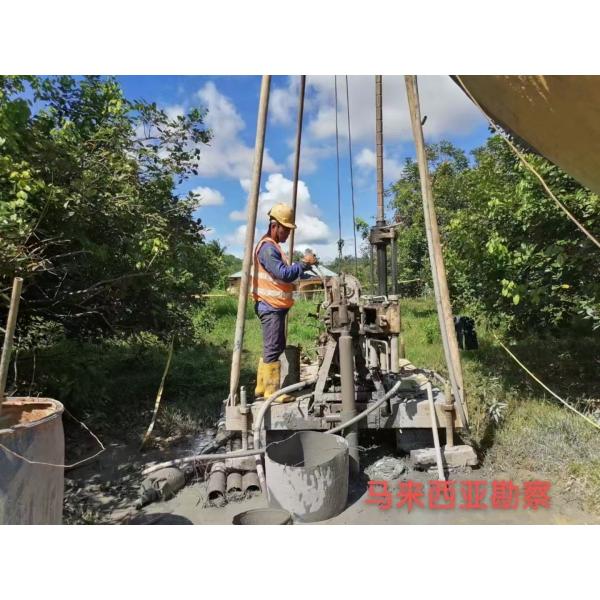 Crawler Mounted Soil Test Core Drilling Machine 200 Meters With Hydraulic Tower