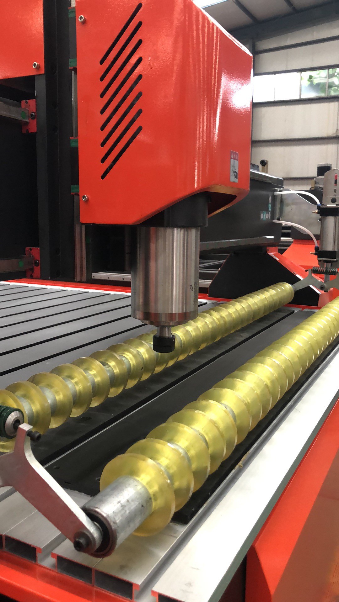 China 3 Axis Mach 3 DSP Wei Hong Furniture Advertising CNC Router 1325 for Wood MDF Mill CNC Engraving Machine