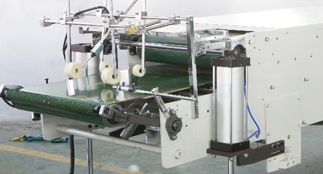 Straight Line High Speed Folding And Gluing Machine 400m/min For Paper Box