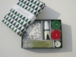 Red & Green  Cinnamon chai  fragrance scented tealight candle & holder packed into gift box