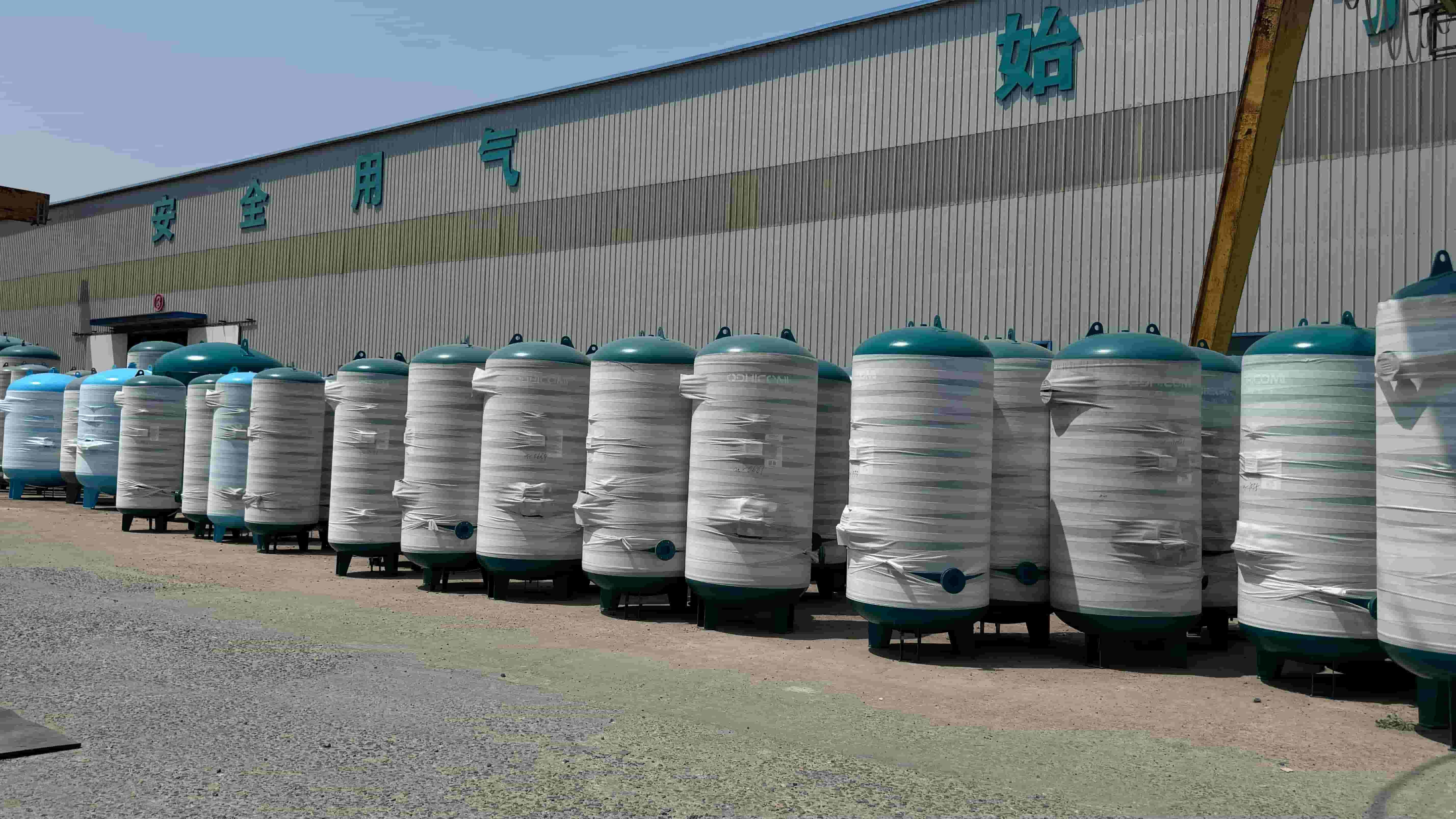 Durable Air Holding Tank Welded Carbon Steel Vertical Receiver Tank For Machinery Operations