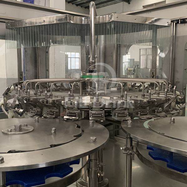 0-2L Small Scale Pure Water Filling Machine 12000BPH With Bottle Picking Device