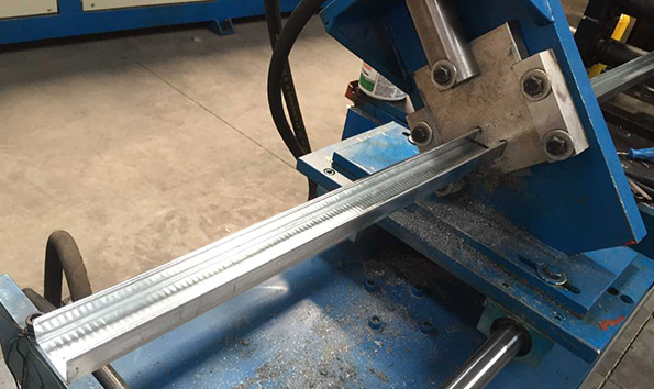 2018 new type PLC Control Full Automatic Shutter Door Guide Roll Forming Machine yellow color
