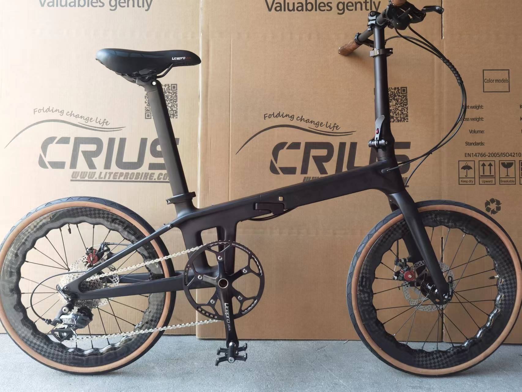 Sleek 20 Inch Carbon Bike Frame With Gloss Surface Processing Mode And BB92mm Pressfit
