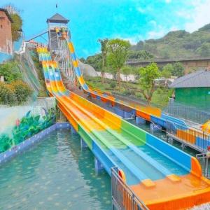 China Durable Large Capacity Theme Park Water Slide Equipment Customized wholesale