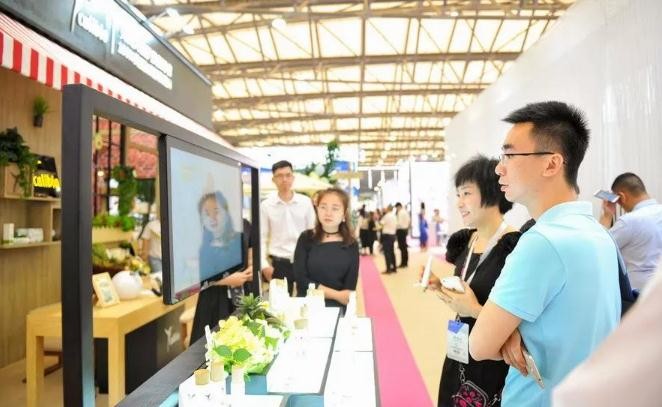 China Intelligent Museum Exhibition Display Cases Customized Size Integrating Video Advertising wholesale