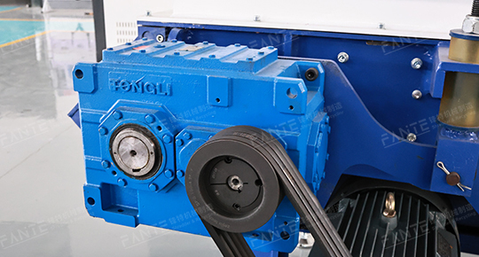Strong Single Rotor Shredder for Challenging Materials Like Nets Plastics and Logs