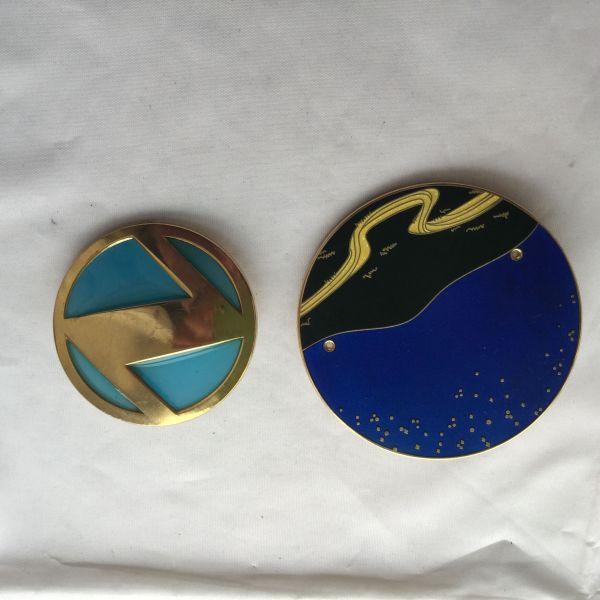 Good Supplier Brass gold plating satained glass lapel pin badge with low price