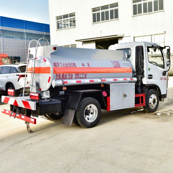 Compact Diesel Oil Transport Truck With Euro 6 Emission Standard