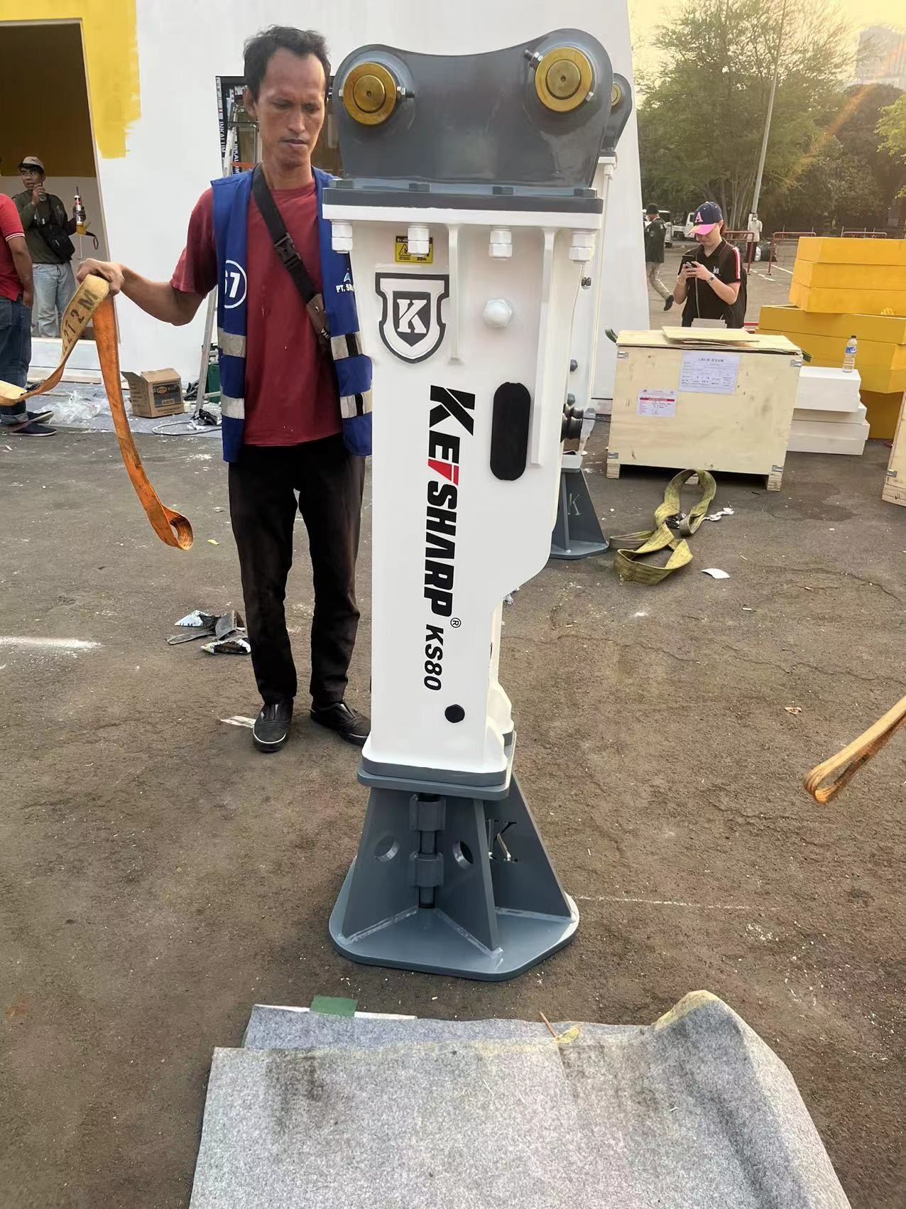China 68mm Chisel Diameter Hydraulic Breaker 110-140 Bar Operating Pressure wholesale