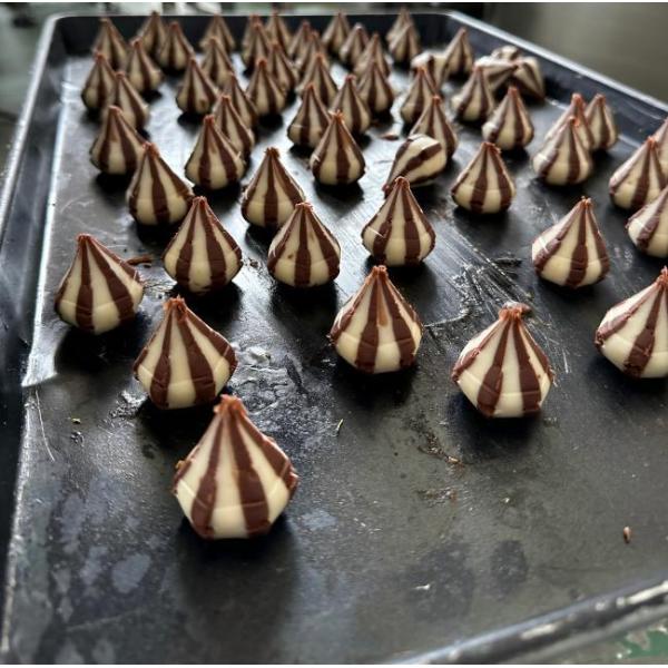 Two-Tone Teardrop Stuffed Cookies Automatic Encrusting Machine 5000-6000pcs/h Capacity