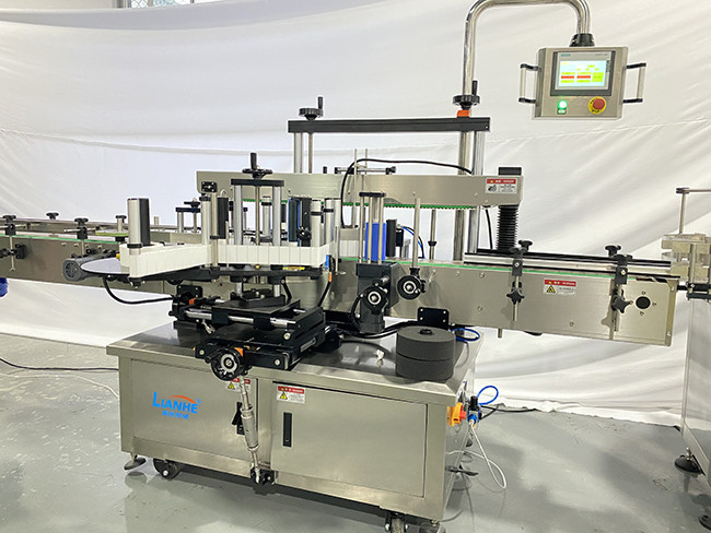 LIANHE ISO Bottle Labeling Machine , Multipurpose Water Bottle Sticker Label Machine