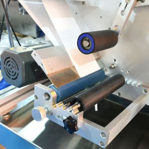 PLC Semi Automatic Round Bottle Labeling Machine 100W High Precision