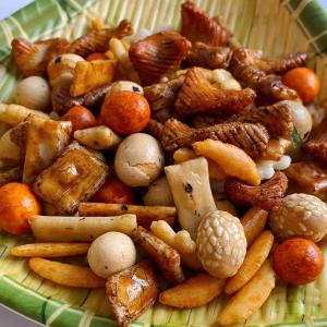 China High Temperature Baking Rice Cracker Snacks Mixed Peanut Custom Service wholesale