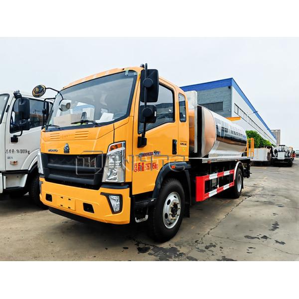 Hot Emulsified HOWO 7000 Liters Asphalt Distributor Truck Spreader Bitumen Spraying Truck