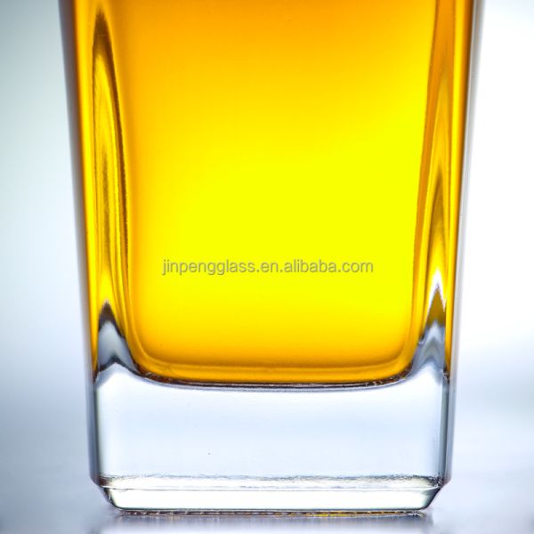 700 ml Square Gin Bottle with Cork Finish and Thick Bottom Made of Extra Flint Glass