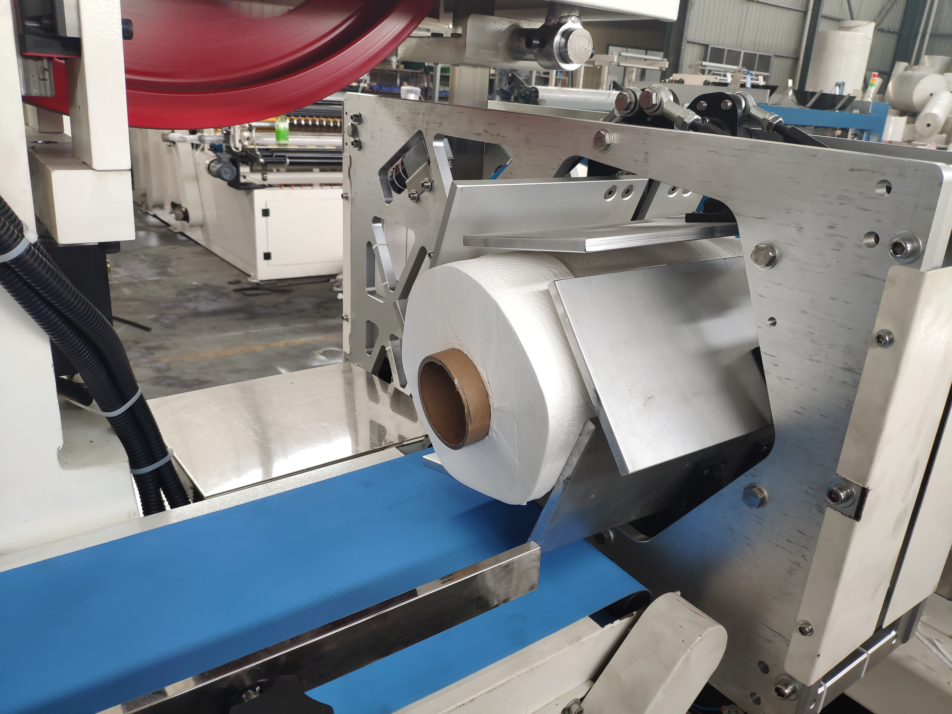 Automatic High speed White Maxi Roll Toilet Paper Cutting Machine 2.7t 15kw