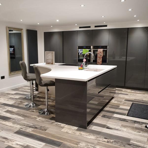 Villa/Apartment Kitchen Cabinet Set with Top Rated Veneer Color and Durable Solid Wood