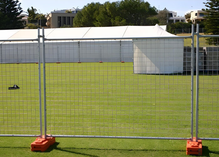 Heavy Duty 2.1m Metal Temporary Fence Panel Rust-Resistant Construction Site Barrier with Interlocking System