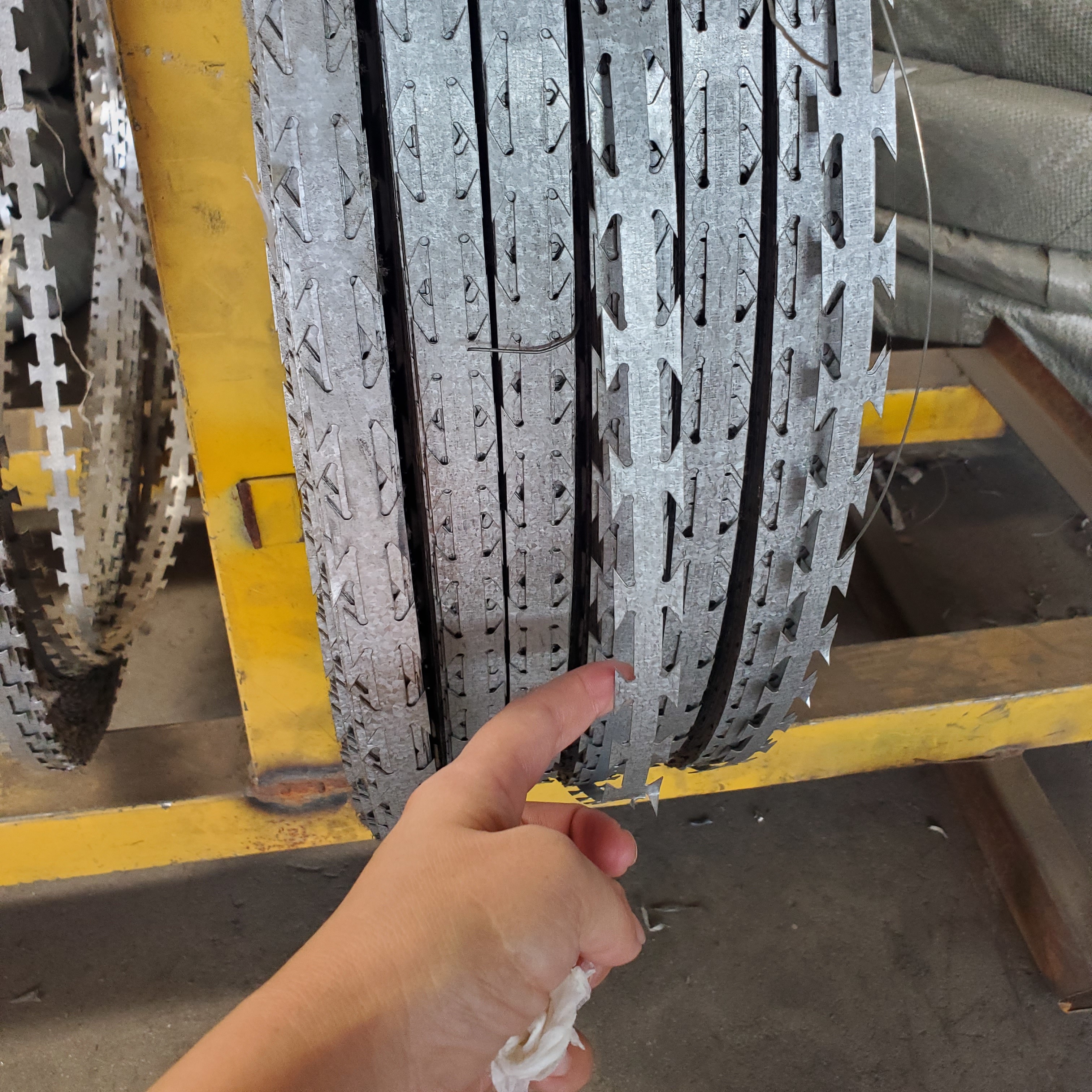 Prison Enhanced Safety High Quality Galvanized 200m 500m Standard Size Farm Iron Barbed Wire Razor