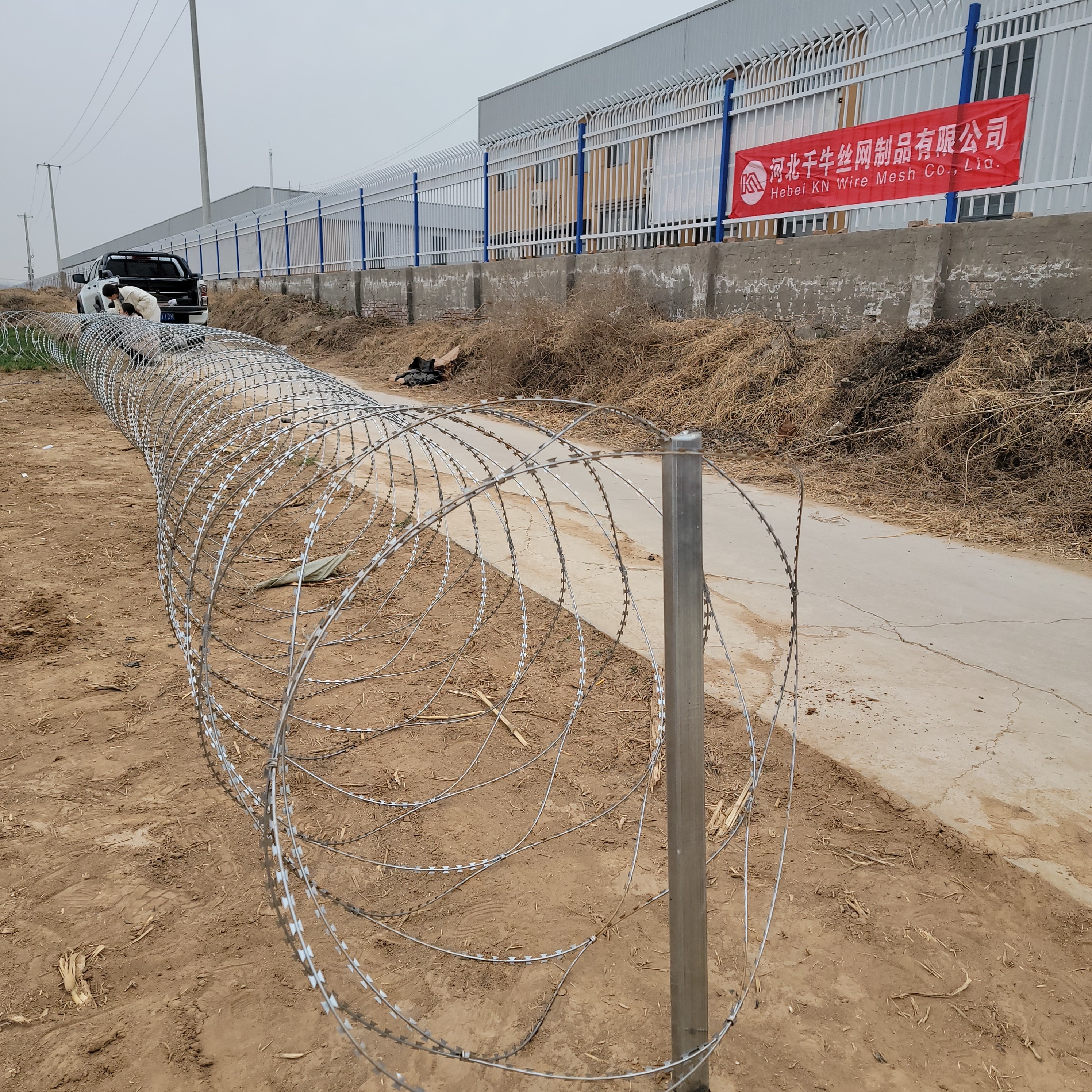 Prison Enhanced Safety High Quality Galvanized 200m 500m Standard Size Farm Iron Barbed Wire Razor